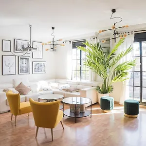 Street Level Apartment. Swimming Pool, Wifi, Apartamento